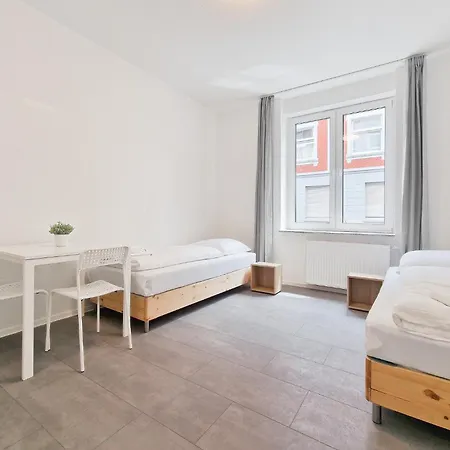 아파트 Tolstov - 3 And 4 Monteur